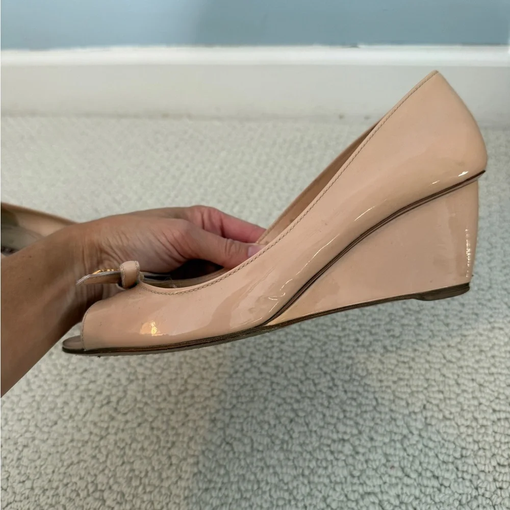 Prada beige patent bow wedges size 8 - Picture 7 of 10